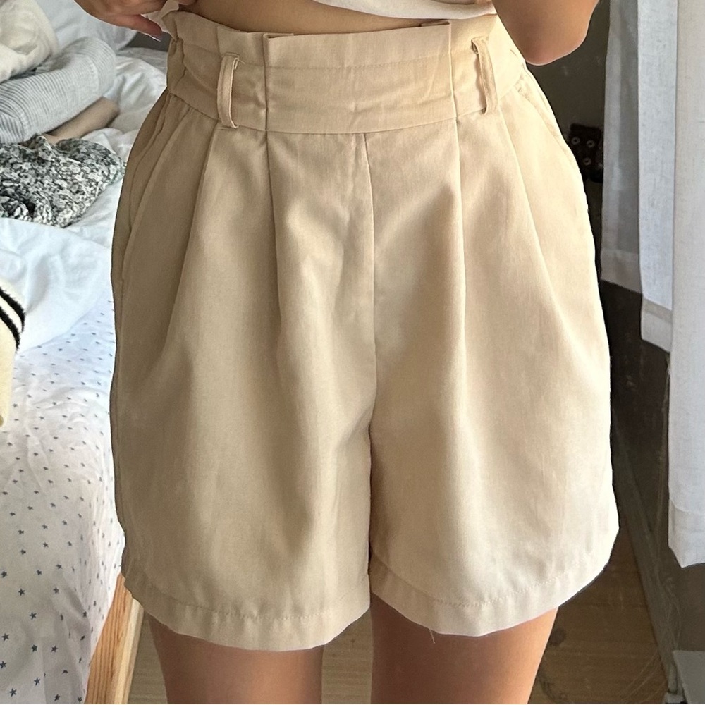 WE GO cream pleated shorts size S